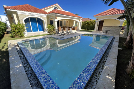 Spacious 3 BR Villa with pool in Caribbean